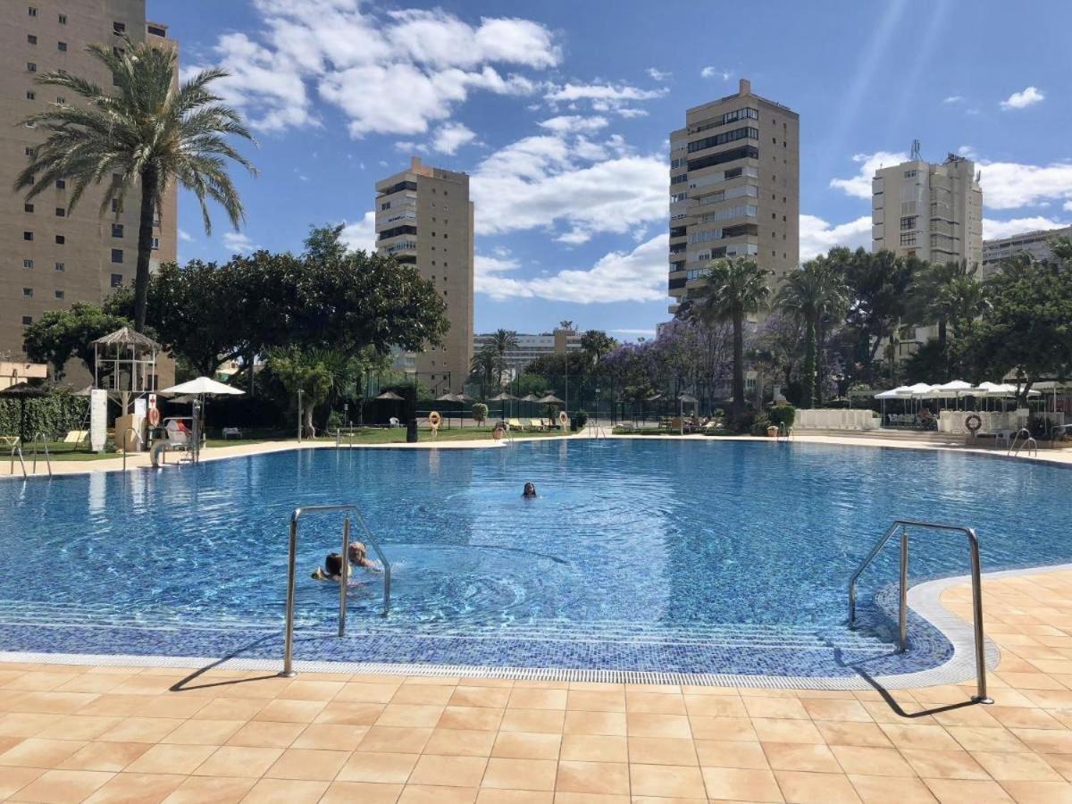 Exclusive Beachfront Apartment Torremolinos - Pool - Paddle - Tenis - Wifi - Central Aircon المظهر الخارجي الصورة